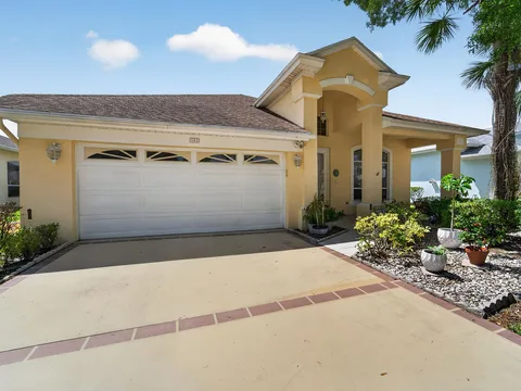 562 NW Lambrusco Drive, Port Saint Lucie, FL 34986