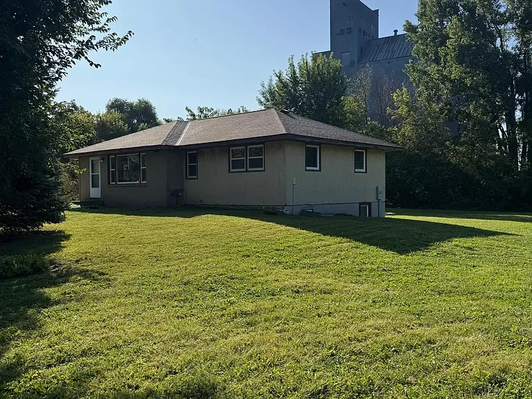 435 W Ottawa St, Le Center, MN 56057 — photo 2