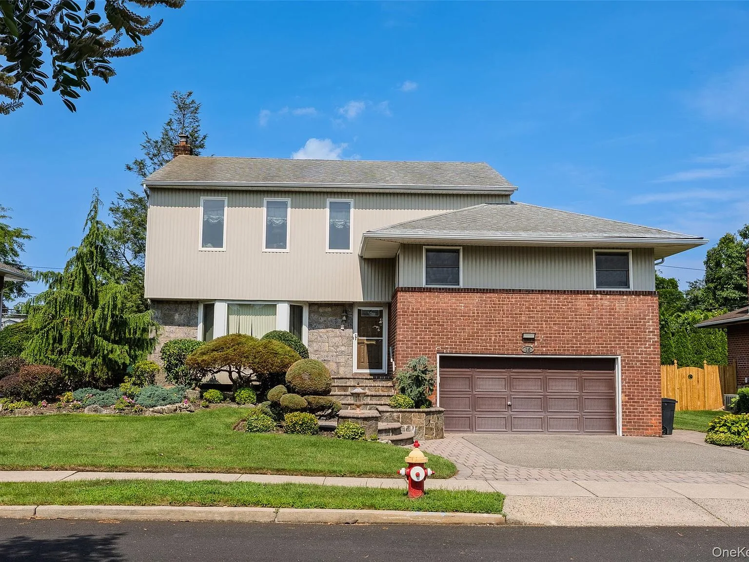 16 Winthrop Road, Plainview, NY 11803