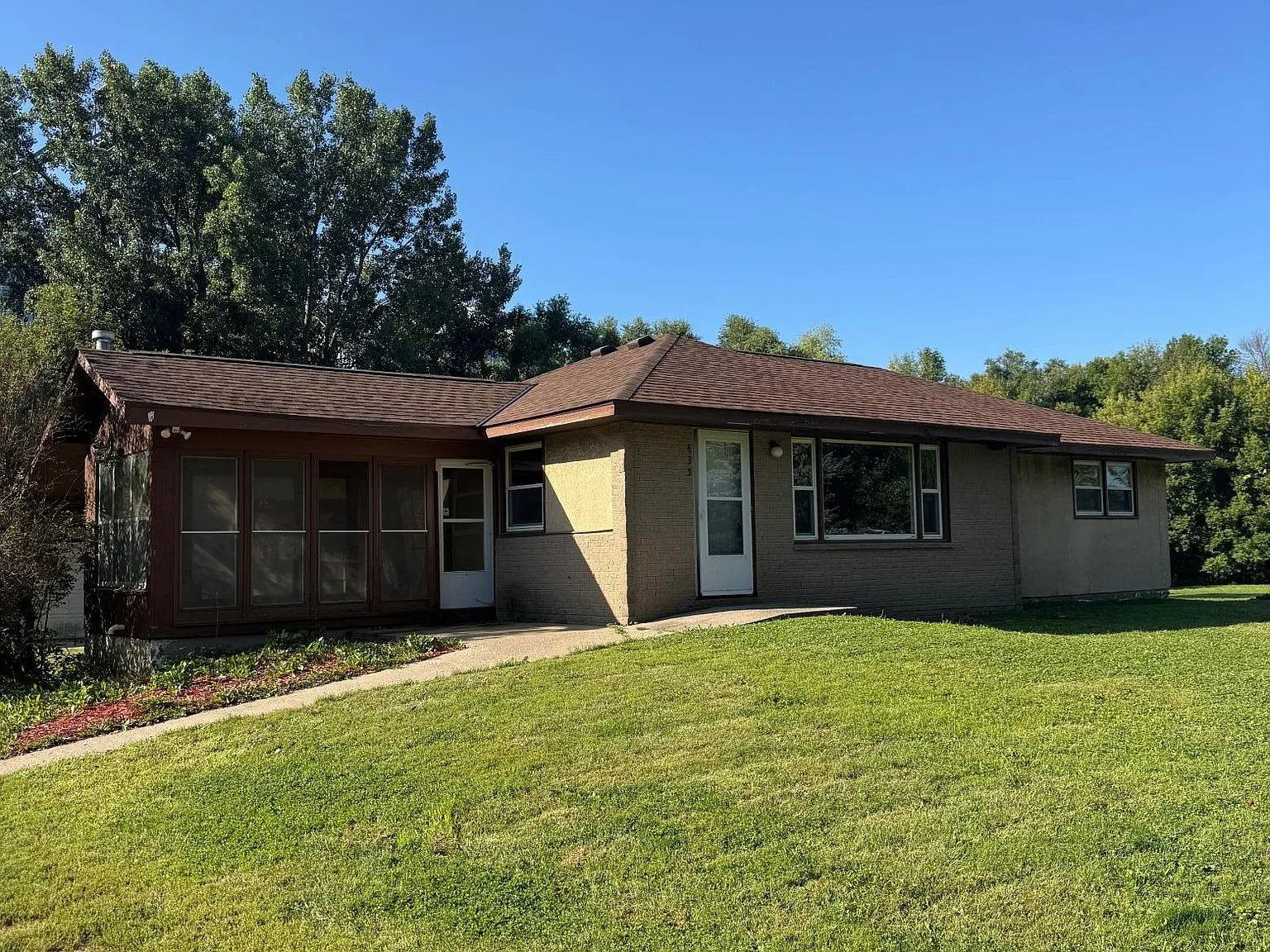 435 W Ottawa St, Le Center, MN 56057